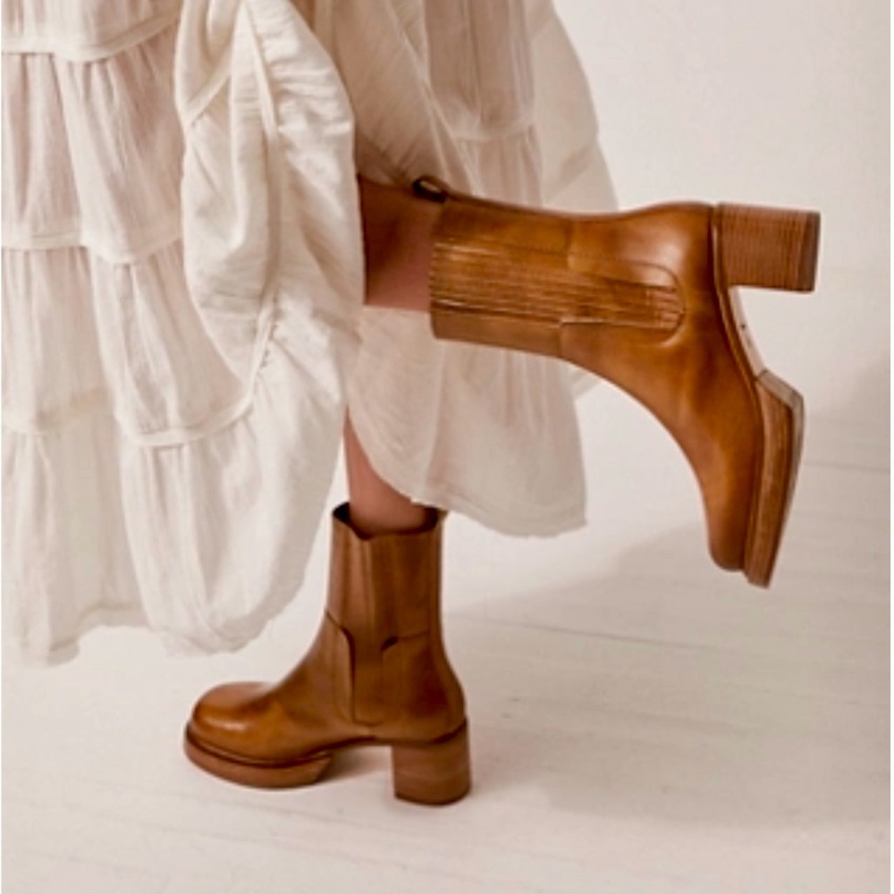 Free People Women’s Camel Onyx Chelsea Boots